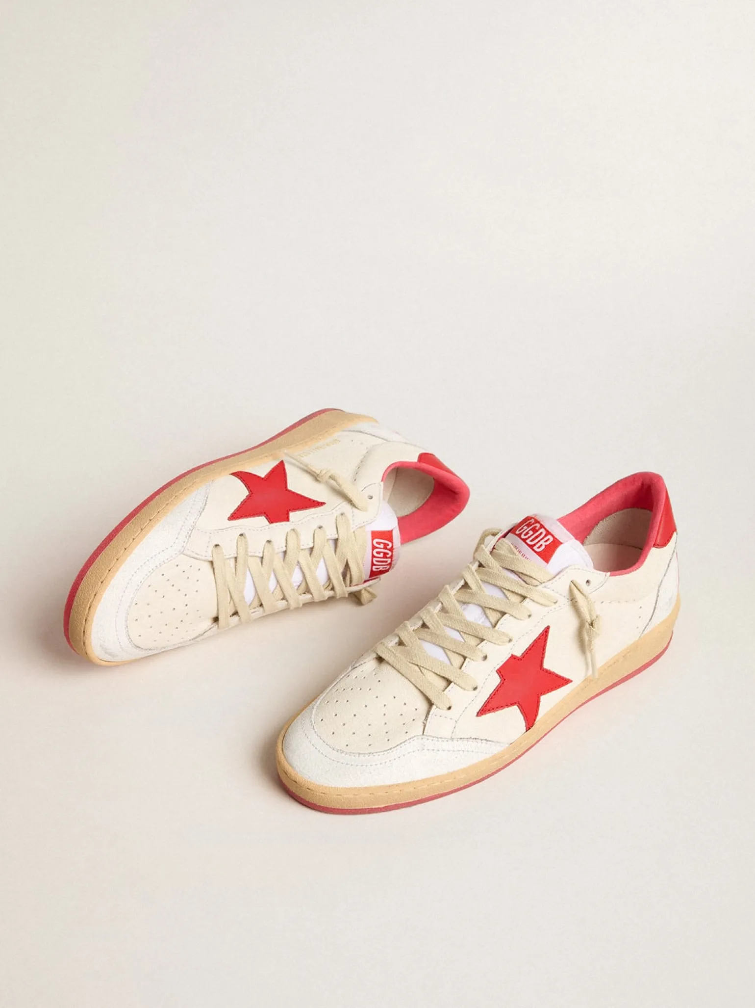 Shop Ball Star Wishes Masculino de couro branco com estrela e talão vermelhos Ball Star