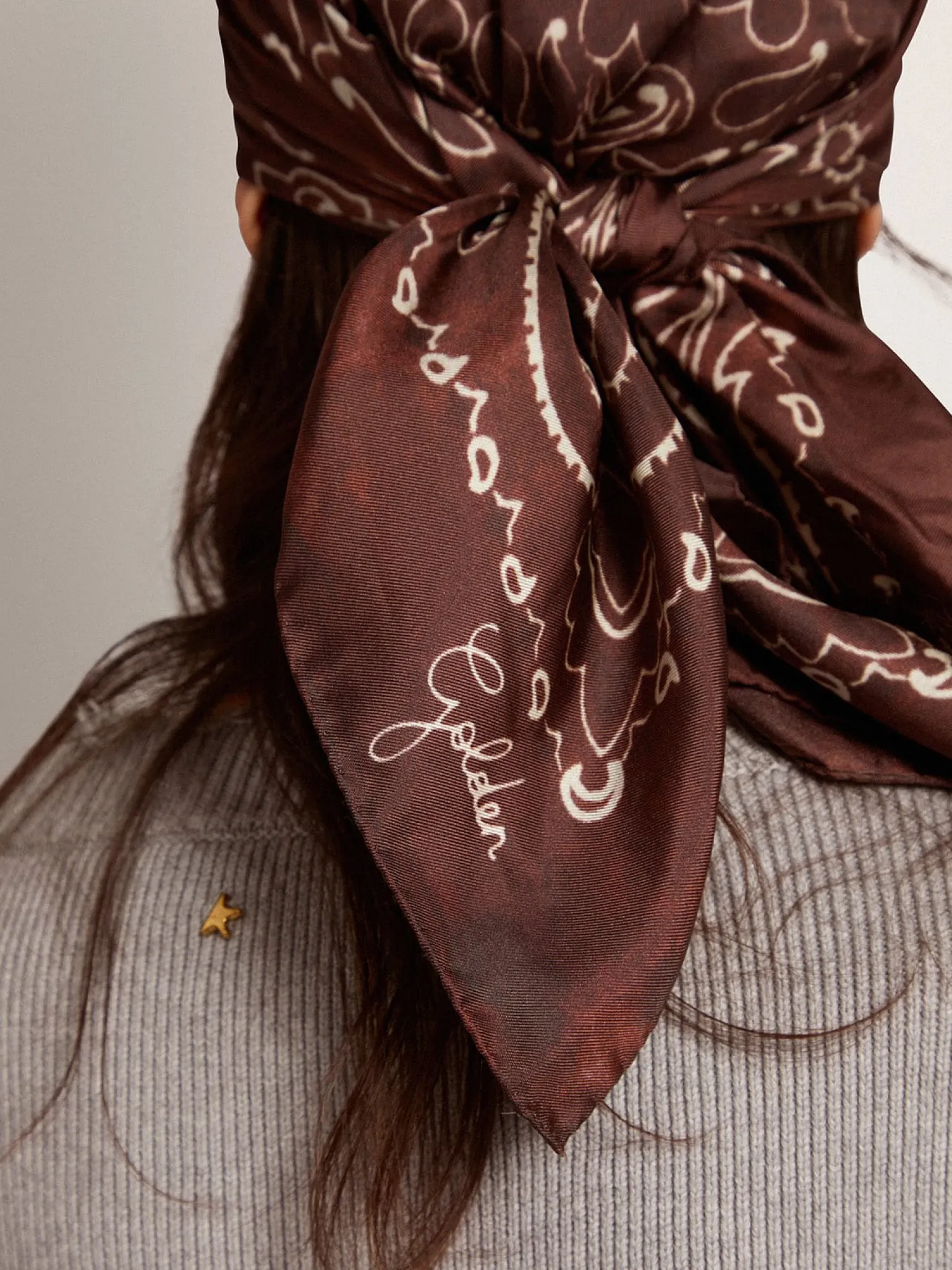 Flash Sale Black-coffee-colored Golden Collection scarf with paisley pattern MULHER Sedas e Echarpes | Beachwear
