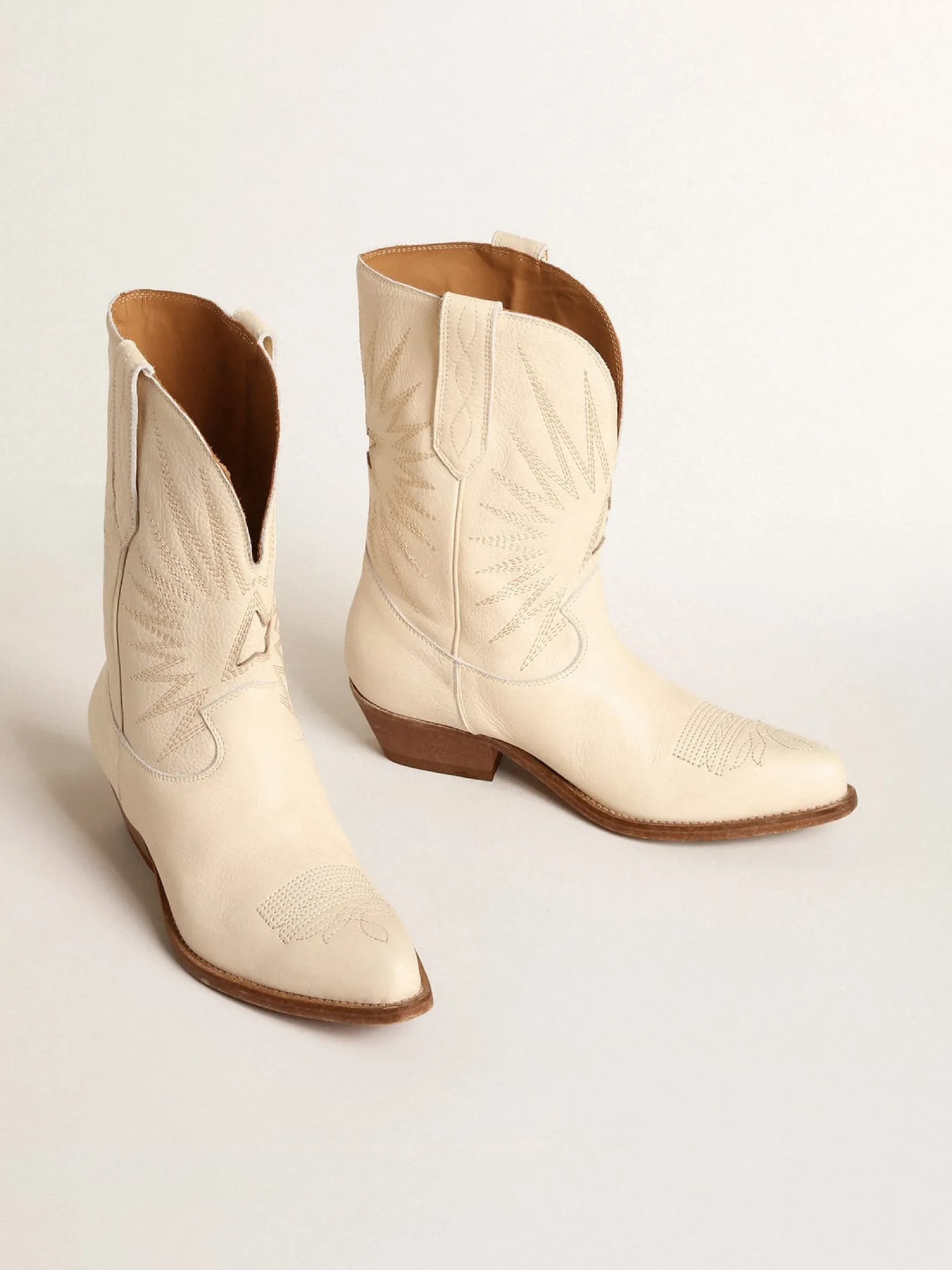 Outlet Botas Wish Star cano baixo de couro na cor creme com estrela embutida MULHER Botas