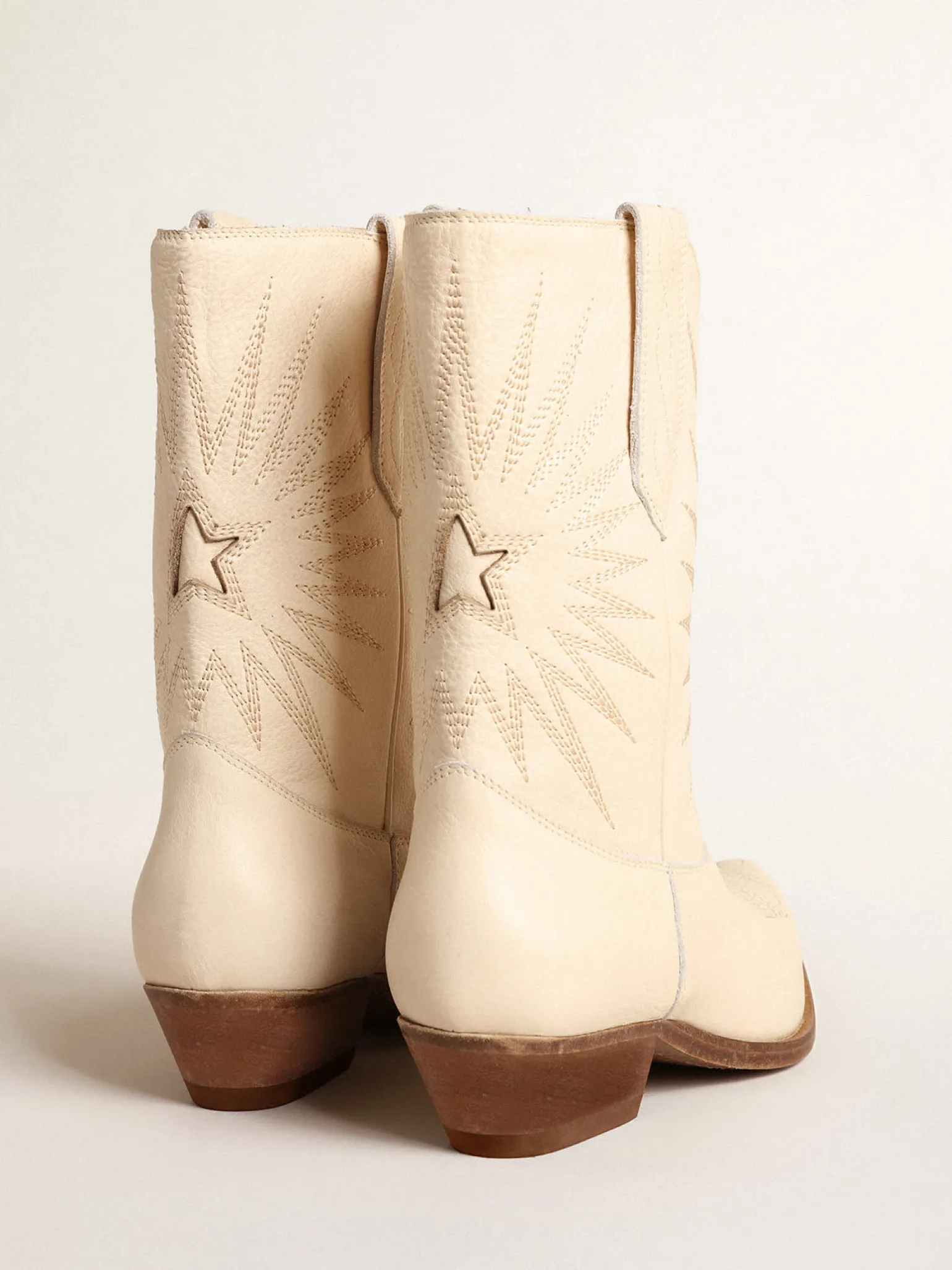 Outlet Botas Wish Star cano baixo de couro na cor creme com estrela embutida MULHER Botas