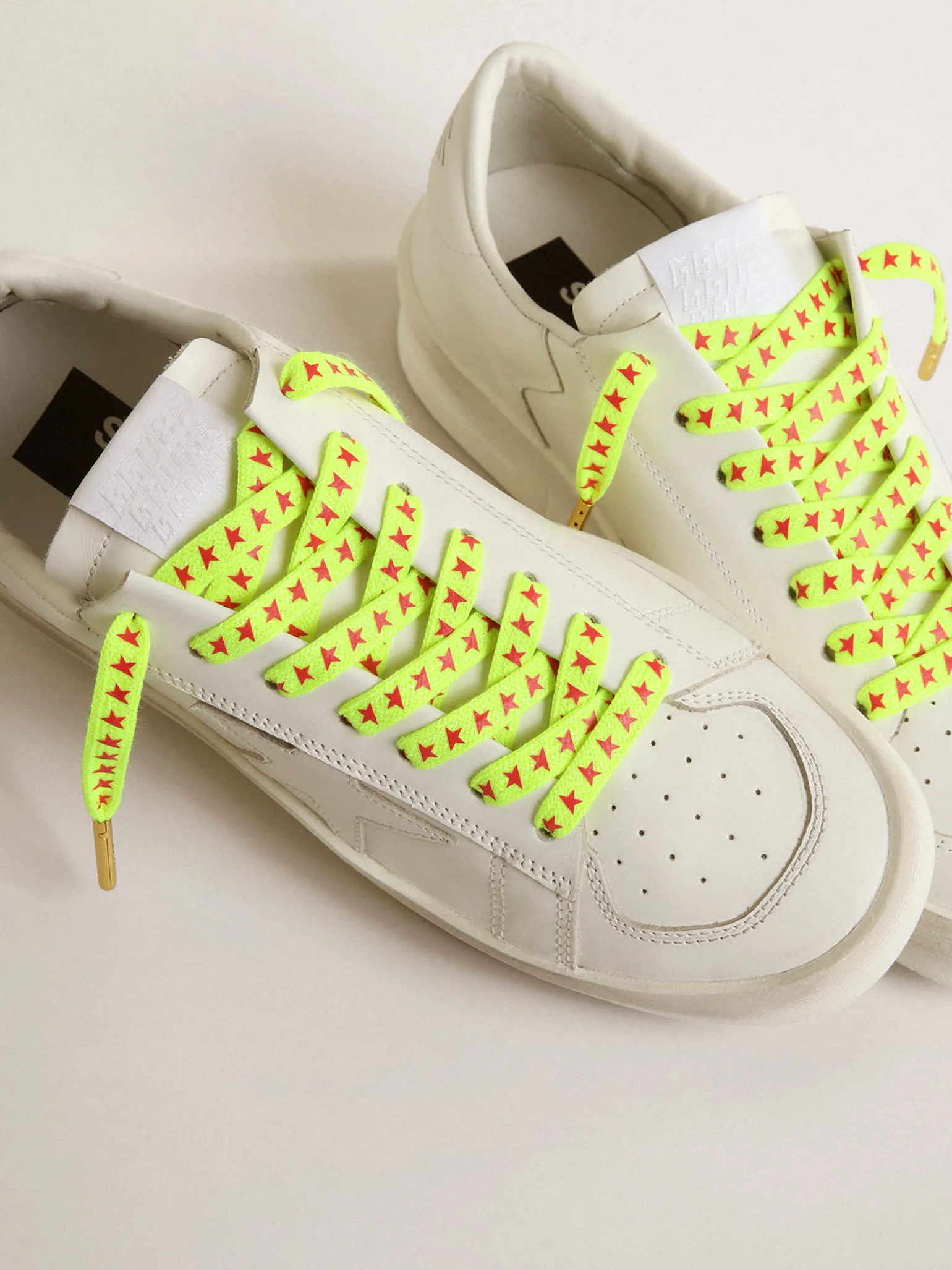 Sale Cadarços amarelos fluorescentes com estrelas laranja em contraste MULHER Cadarços | Cadarços