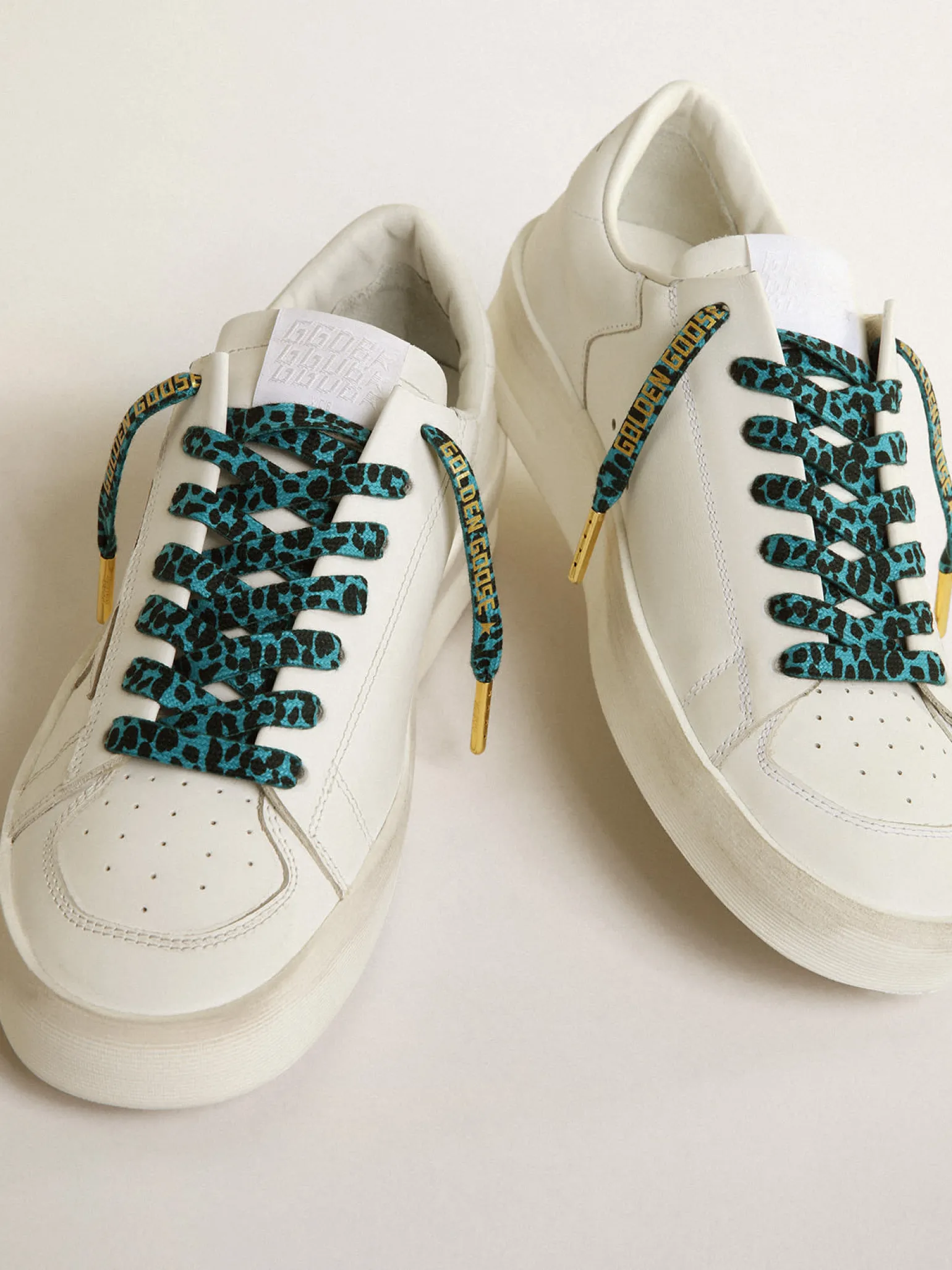 Online Cadarços salpicados em azul e preto com logo dourado em contraste MULHER Cadarços | Cadarços