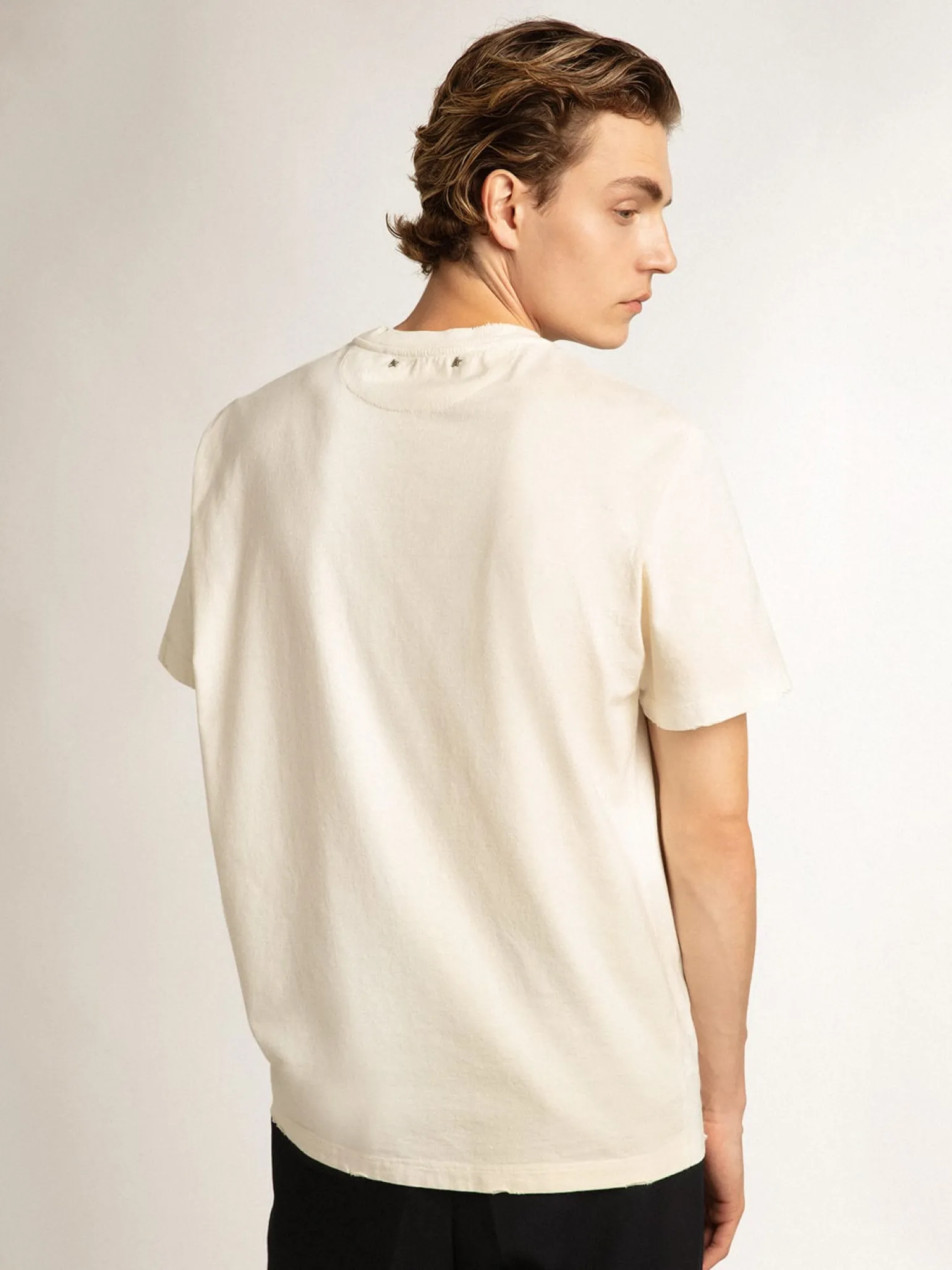 Flash Sale Camiseta branca com tratamento desgastado com escrita Camisetas