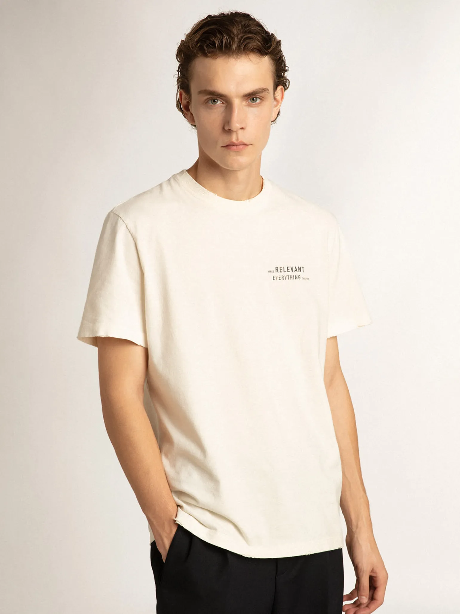 Flash Sale Camiseta branca com tratamento desgastado com escrita Camisetas