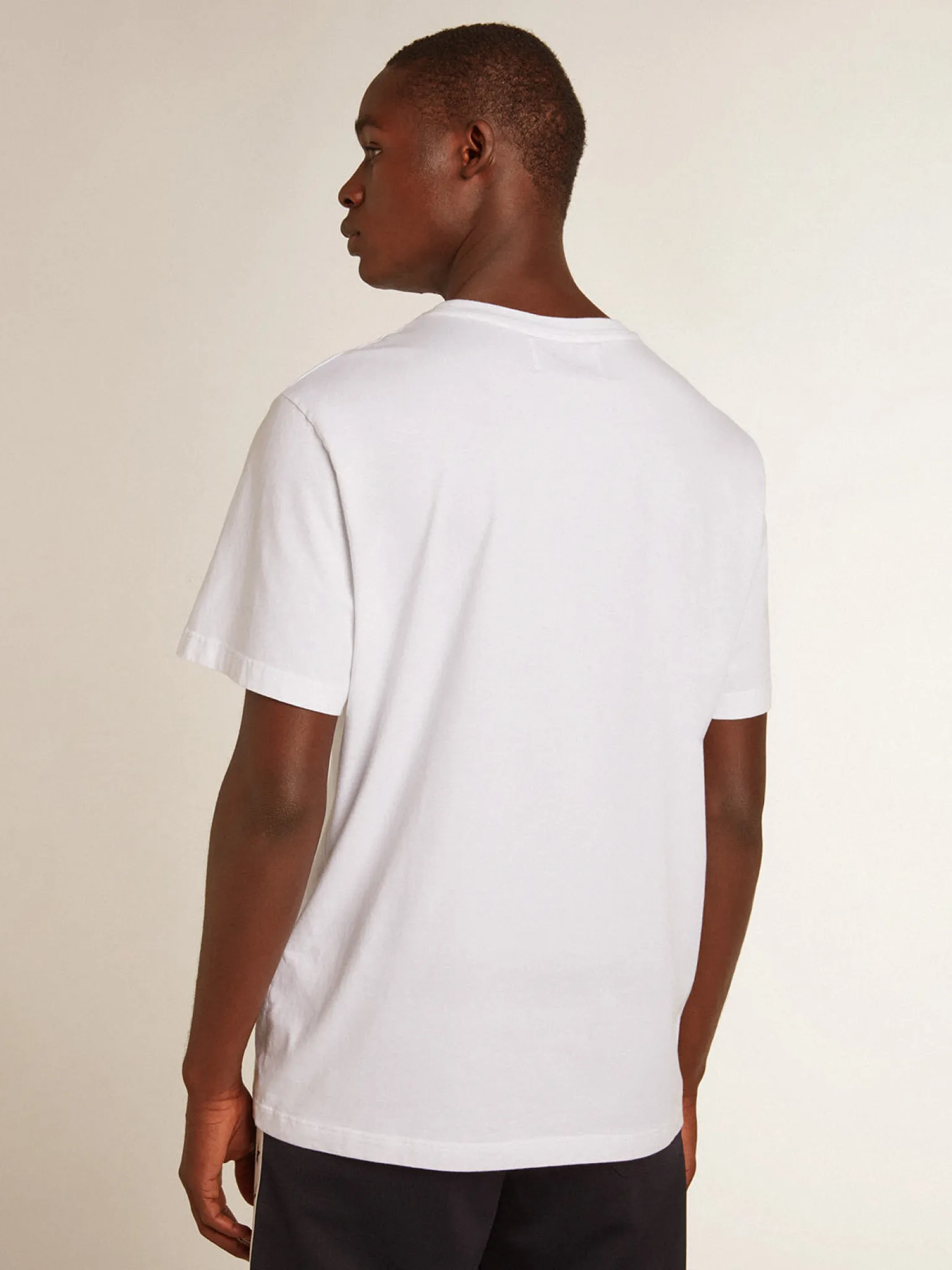 Discount Camiseta branca masculina com estrela azul-escura na frente Camisetas
