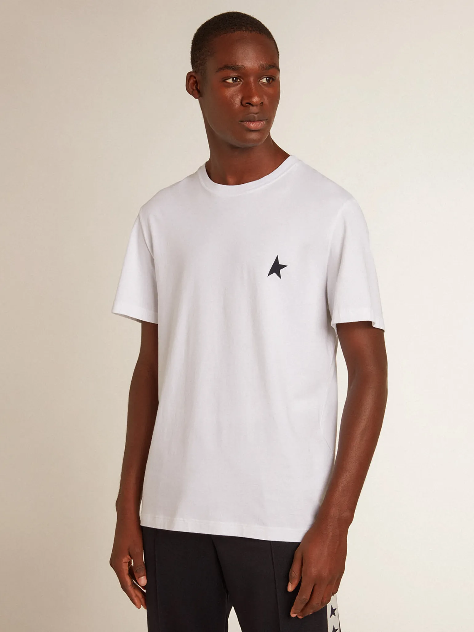 Discount Camiseta branca masculina com estrela azul-escura na frente Camisetas