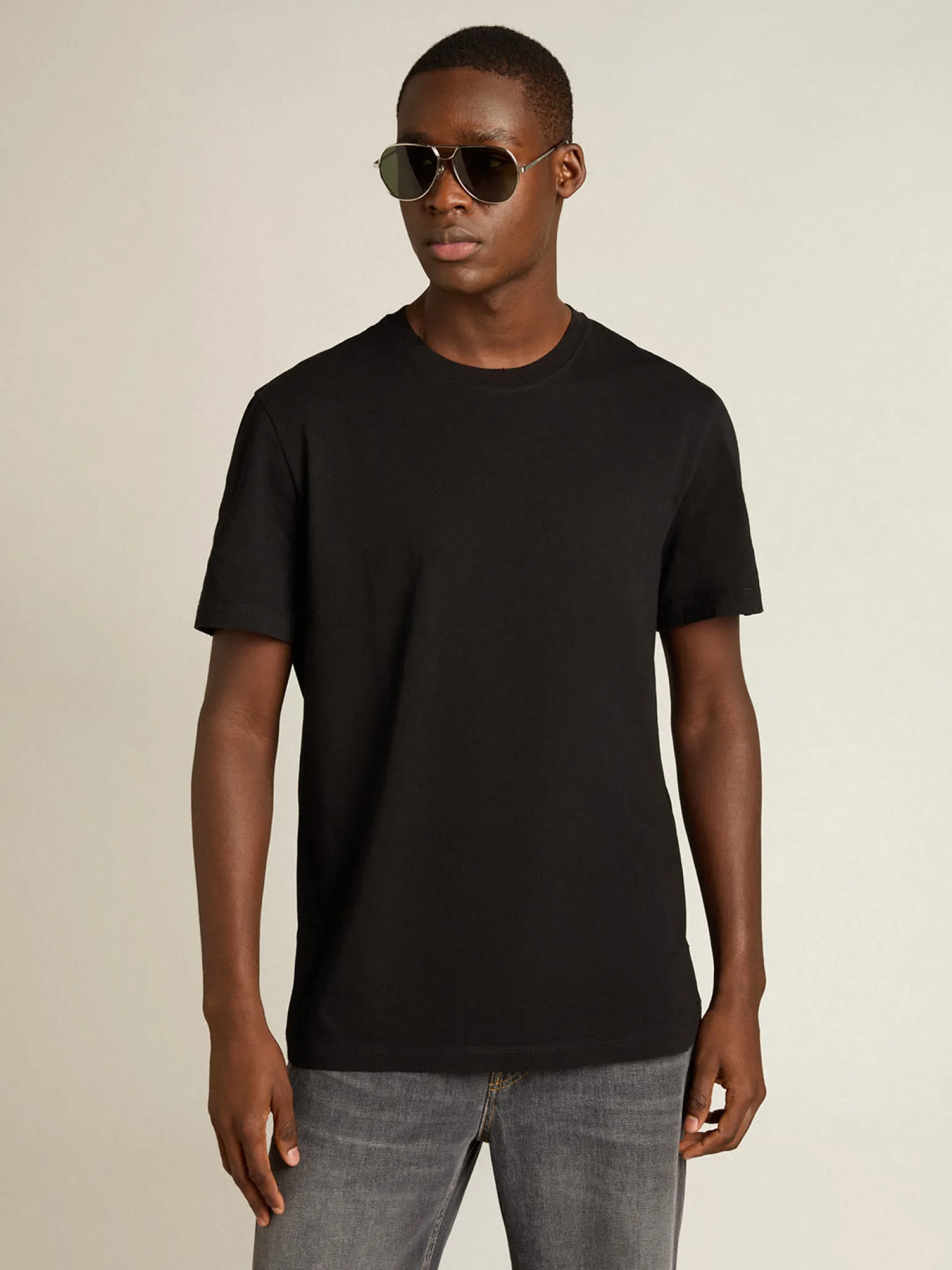 Store Camiseta Coleção Golden preto vintage com tratamento desgastado Camisetas