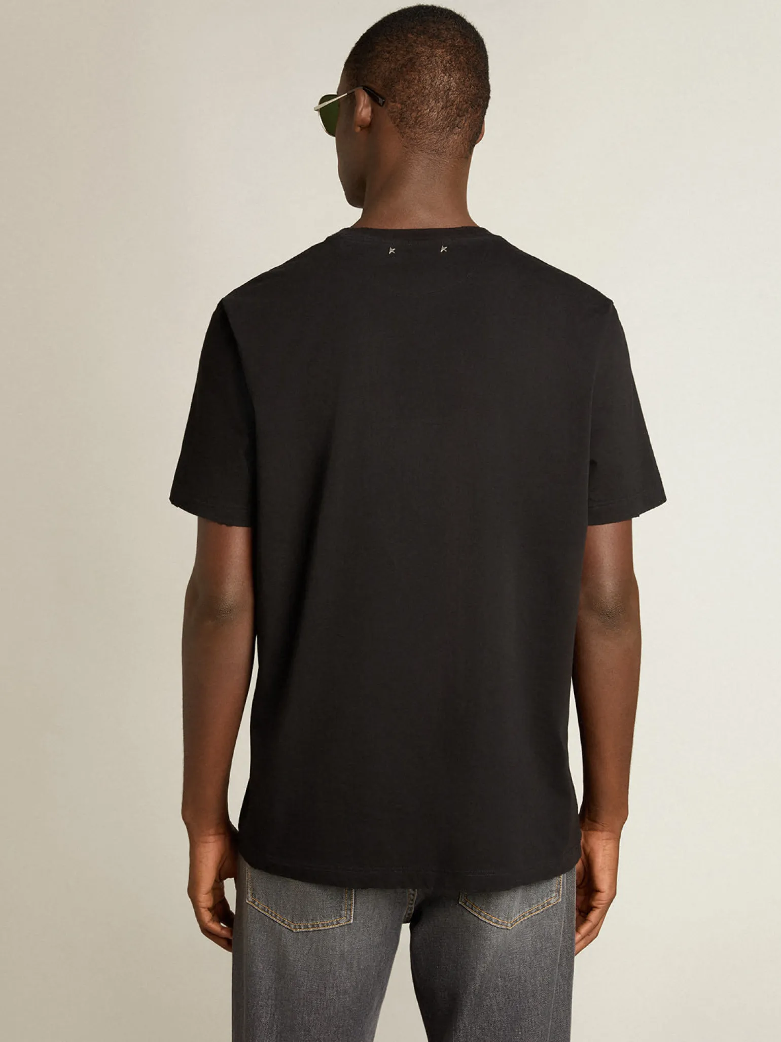 Store Camiseta Coleção Golden preto vintage com tratamento desgastado Camisetas