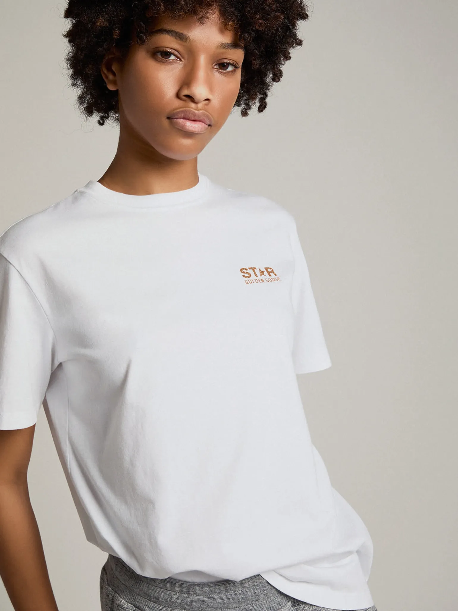 Flash Sale Camiseta feminina branca com logo e estrela de glitter dourado MULHER Camisetas