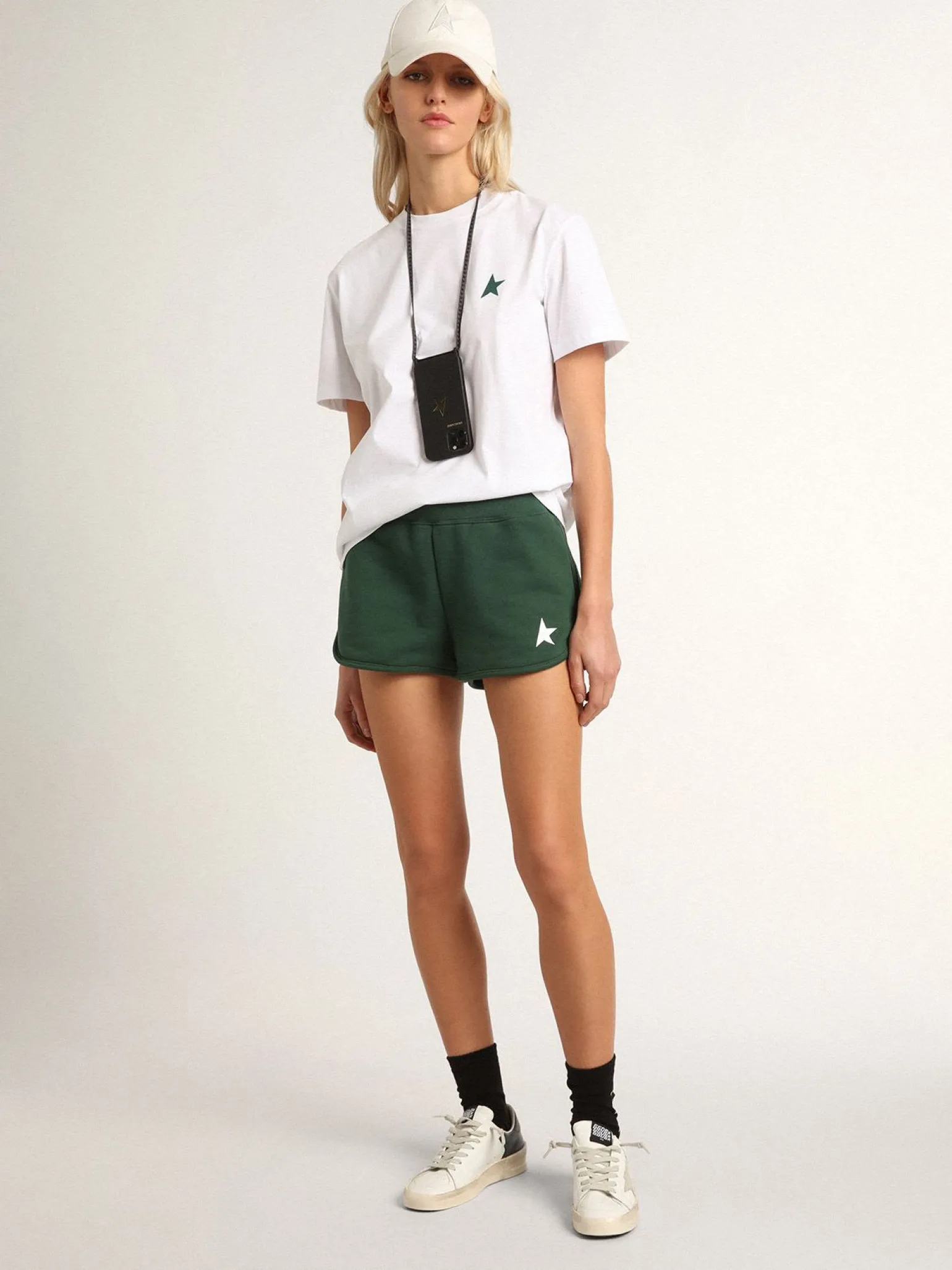 Discount Camiseta feminina branca com estrela verde na frente MULHER Camisetas