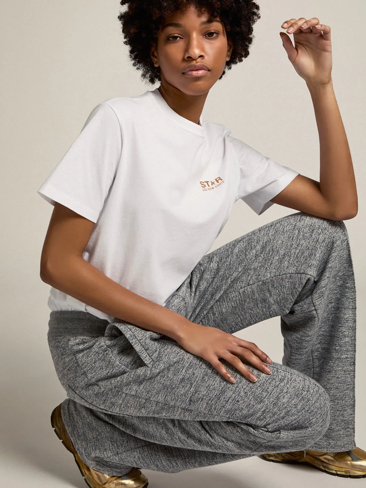 Flash Sale Camiseta feminina branca com logo e estrela de glitter dourado MULHER Camisetas