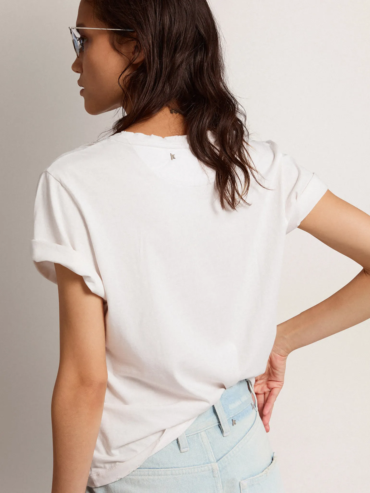 Best Sale Camiseta feminina branca com tratamento desgastado MULHER Camisetas