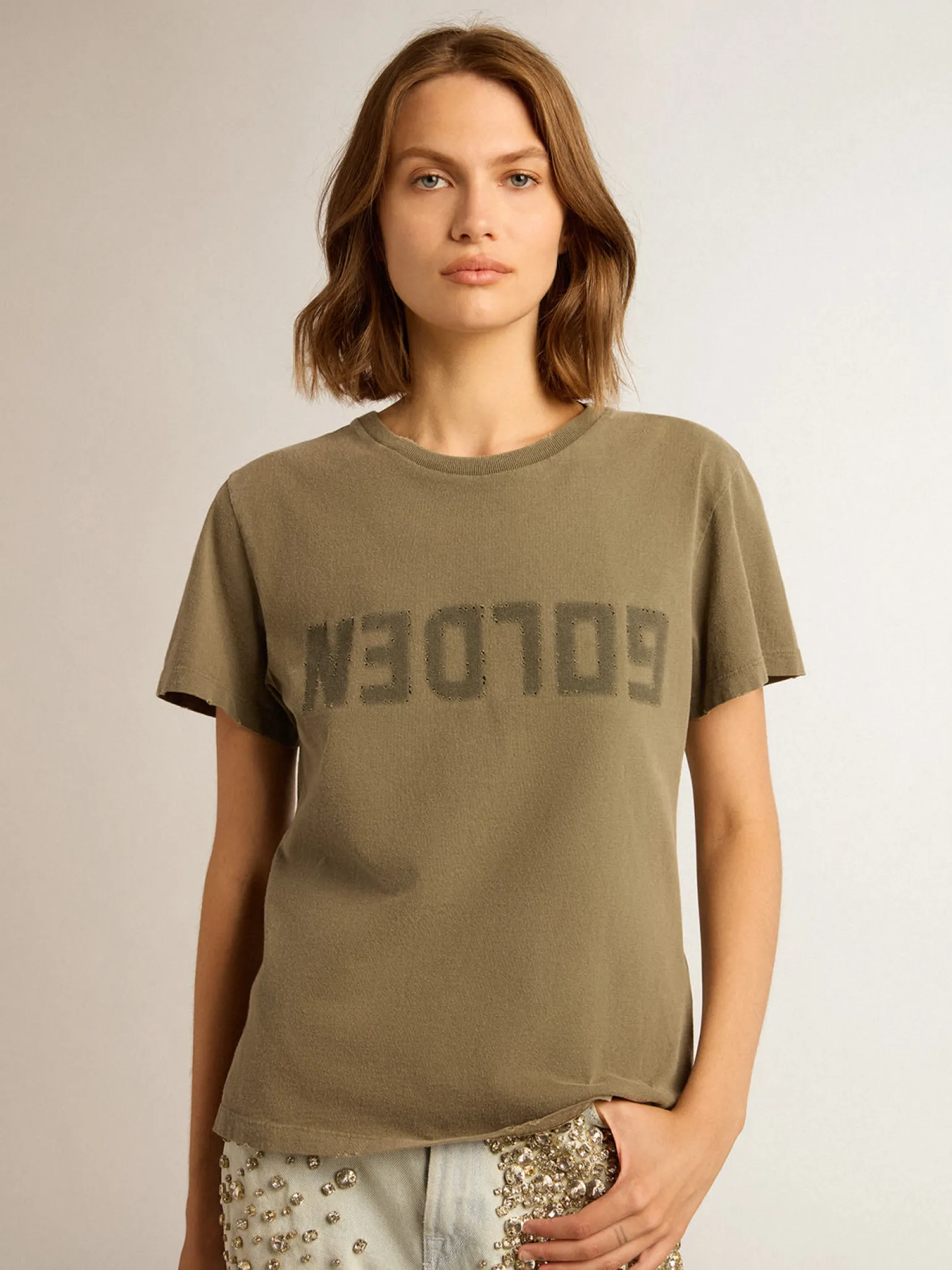 Shop Camiseta feminina verde-oliva com inscrição Golden MULHER Camisetas