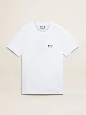 Store Camiseta masculina branca com logo e estrela verdes em contraste Camisetas