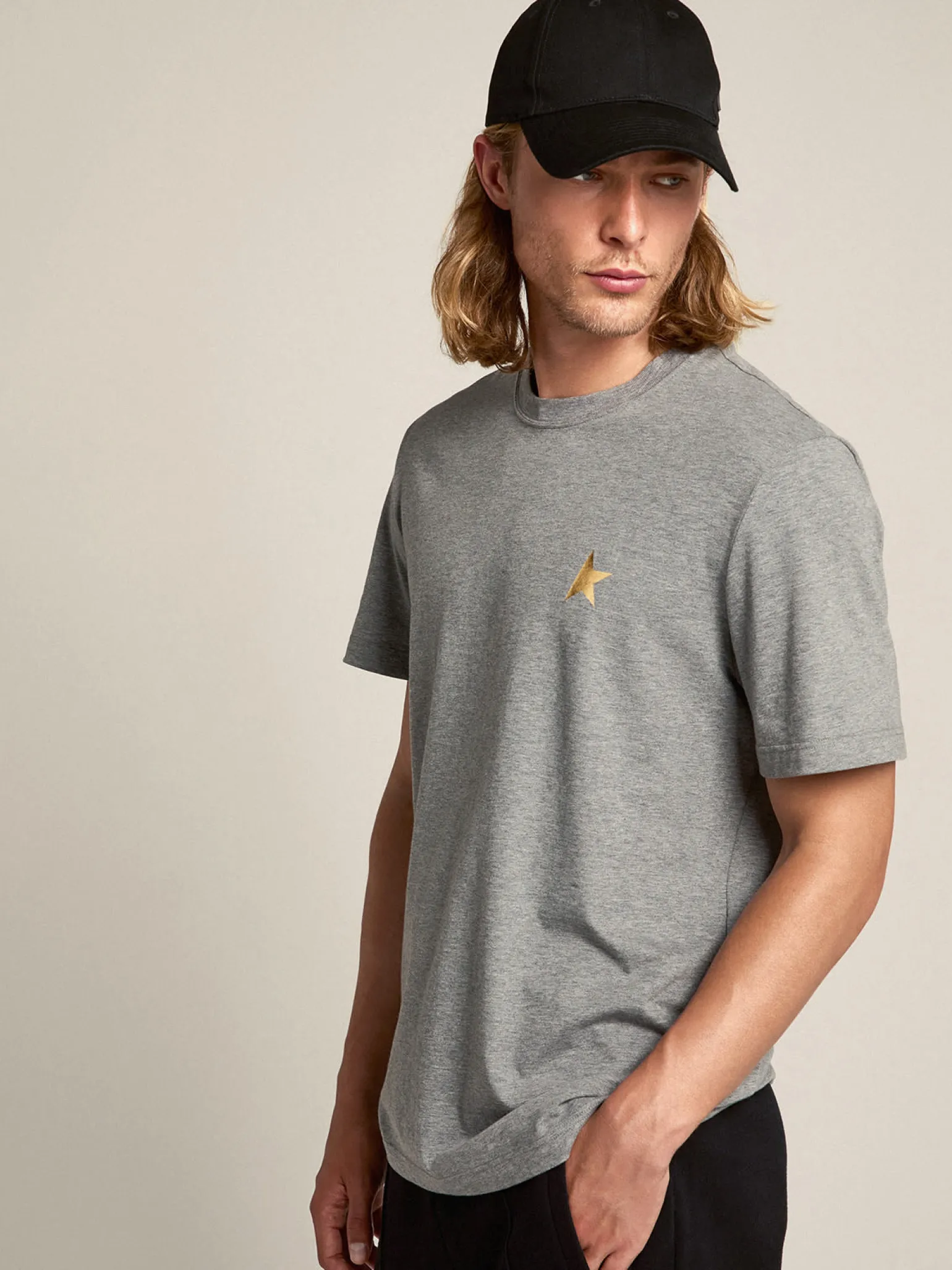 Sale Camiseta masculina cinza mescla com estrela dourada na frente Camisetas