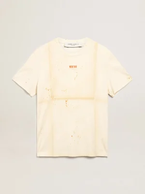 Fashion Camiseta masculina marfim com inscrição e detalhes desgastados Camisetas