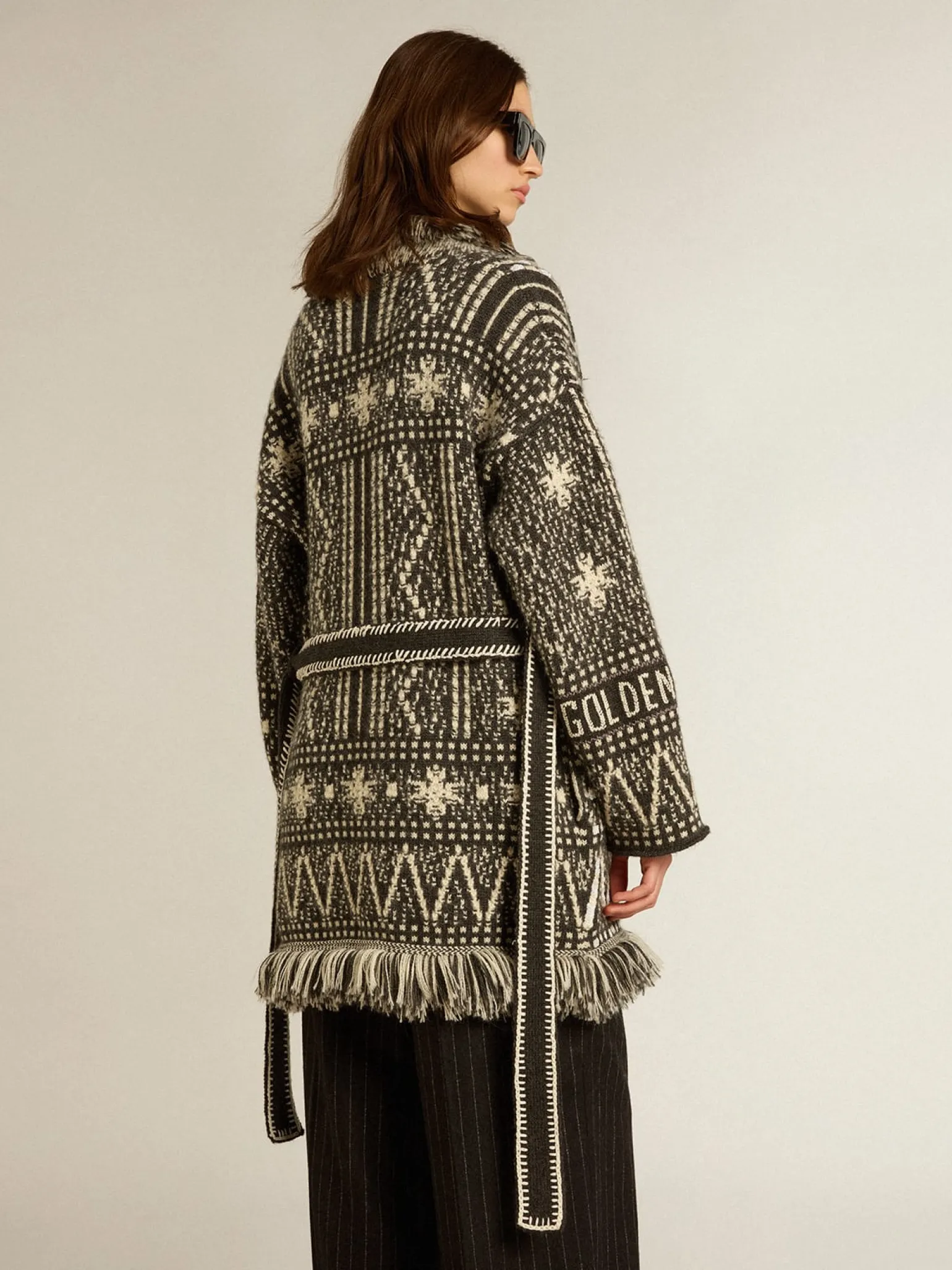Shop Cardigã com cinto e estampa fair isle cinza escuro MULHER Malhas