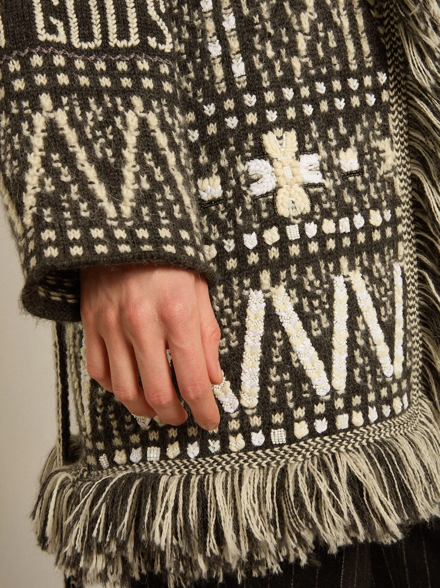 Shop Cardigã com cinto e estampa fair isle cinza escuro MULHER Malhas