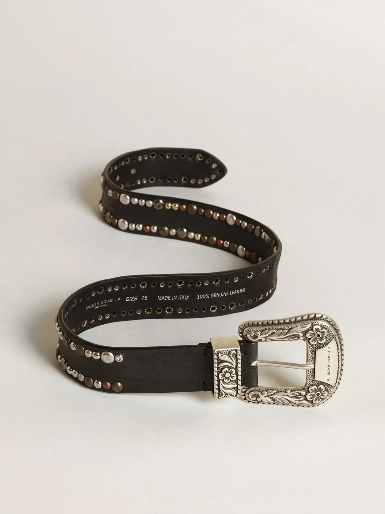 Sale Cinto feminino de couro preto com tachas MULHER Cintos