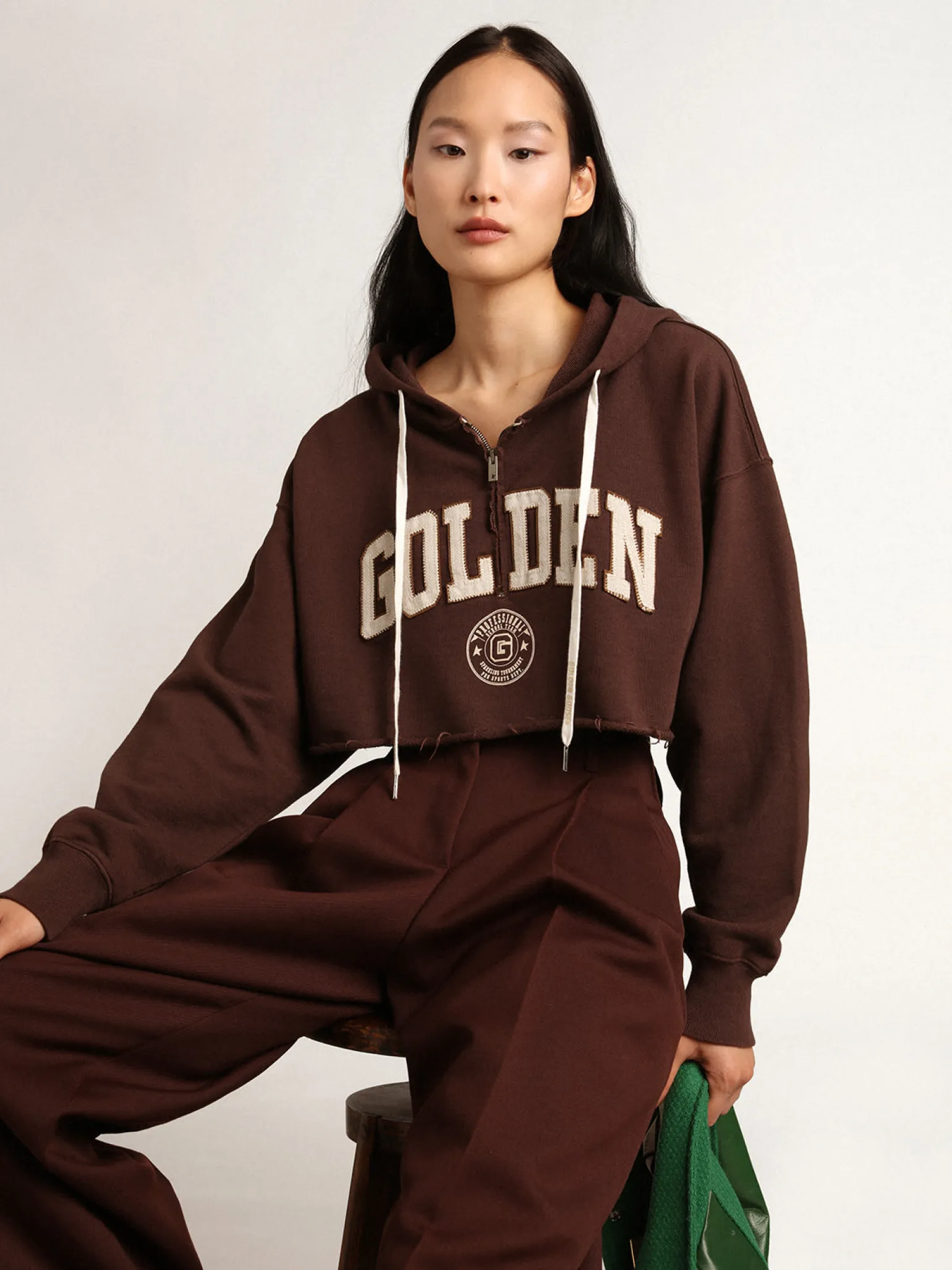 Sale Moletom cropped com capuz Coleção Journey na cor marrom castanha com inscrição Golden branca em contraste MULHER Moletons