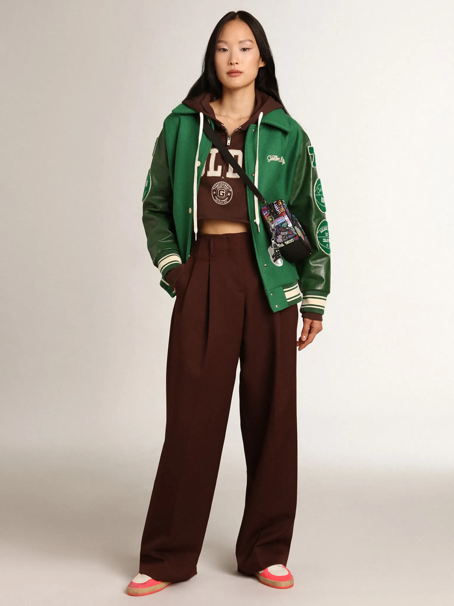 Sale Moletom cropped com capuz Coleção Journey na cor marrom castanha com inscrição Golden branca em contraste MULHER Moletons