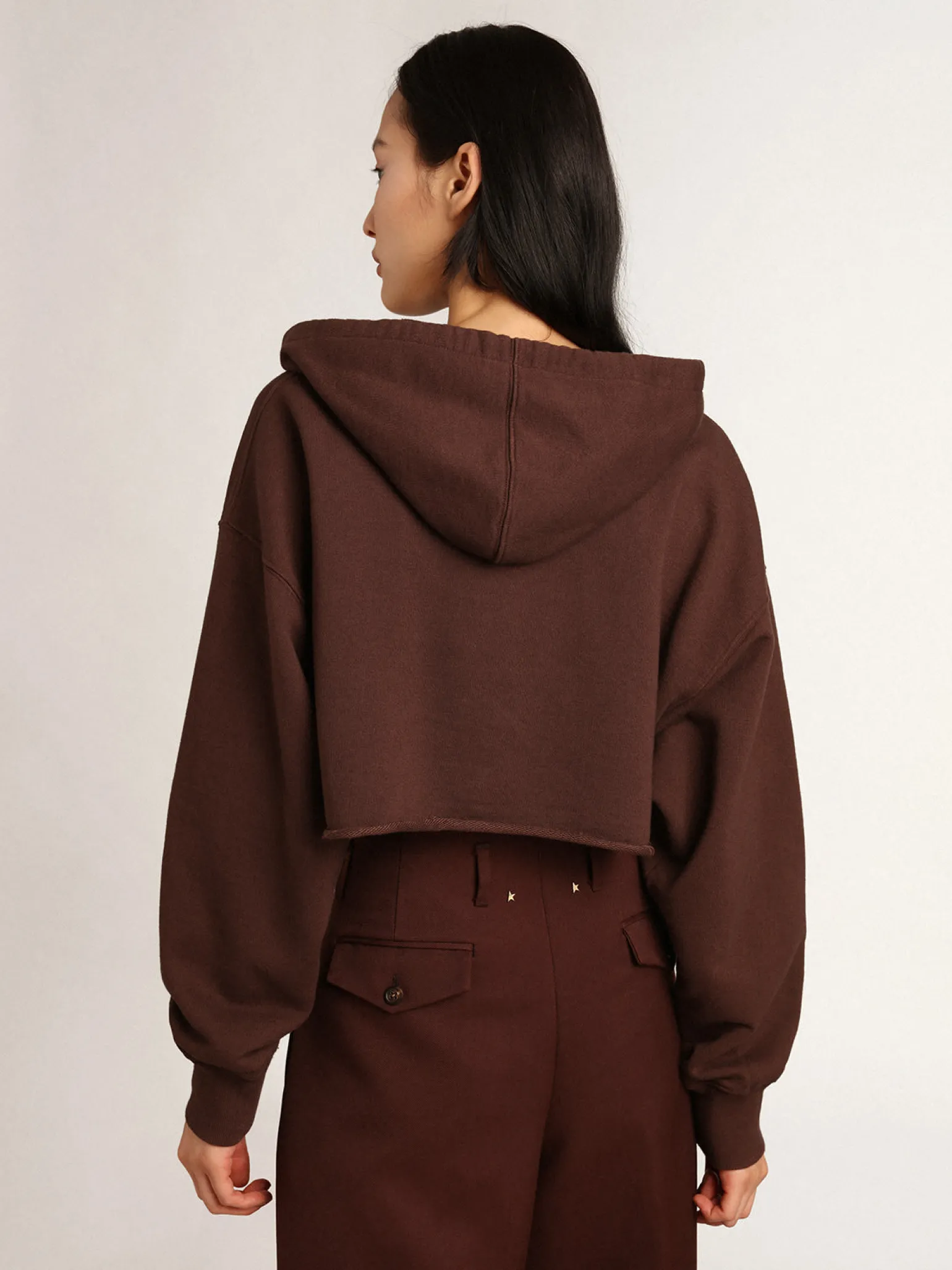 Sale Moletom cropped com capuz Coleção Journey na cor marrom castanha com inscrição Golden branca em contraste MULHER Moletons