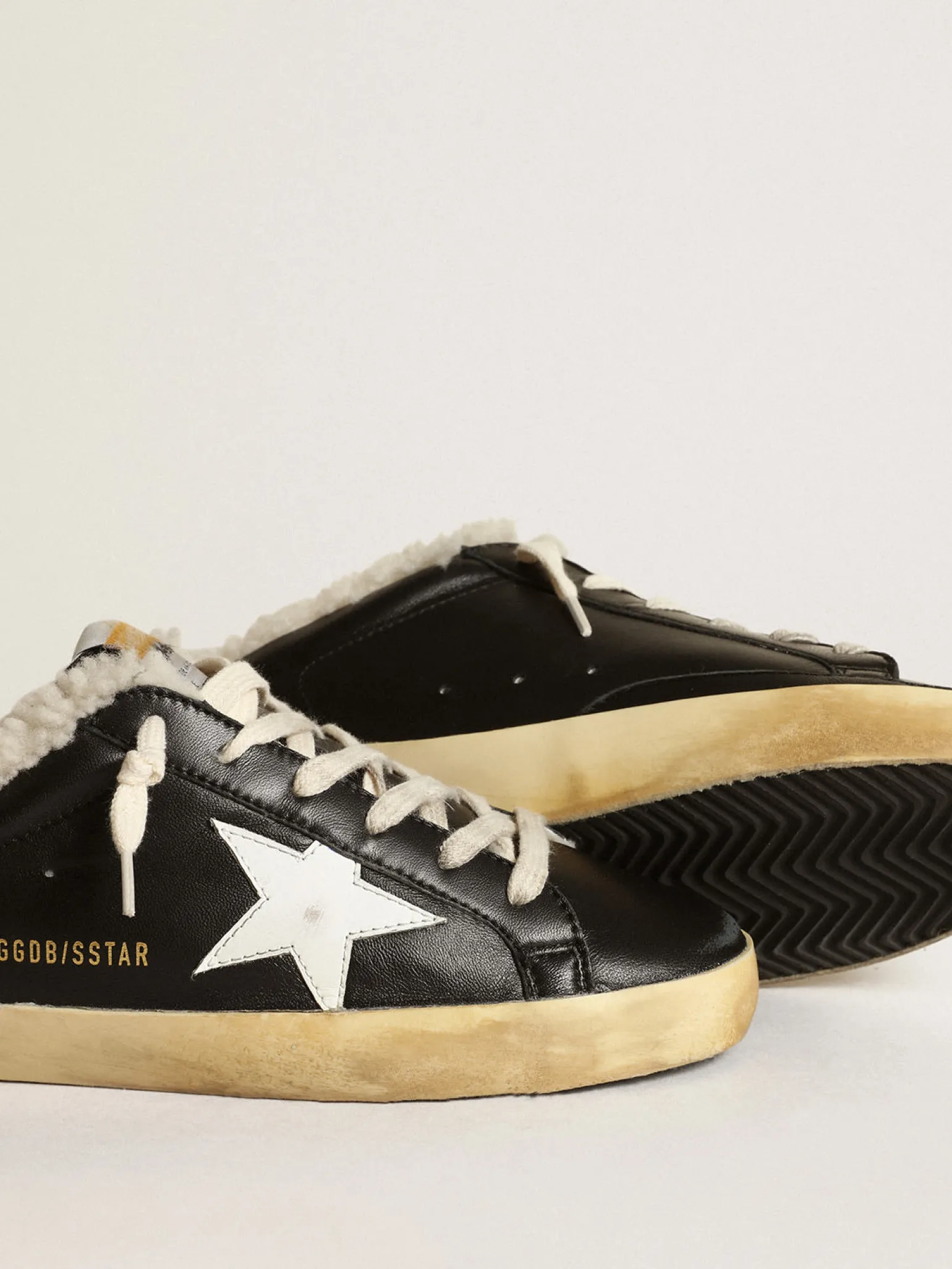 New Mule Super-Star de napa preta com estrela de couro branco e forro de shearling bege MULHER Super-Star Sabot
