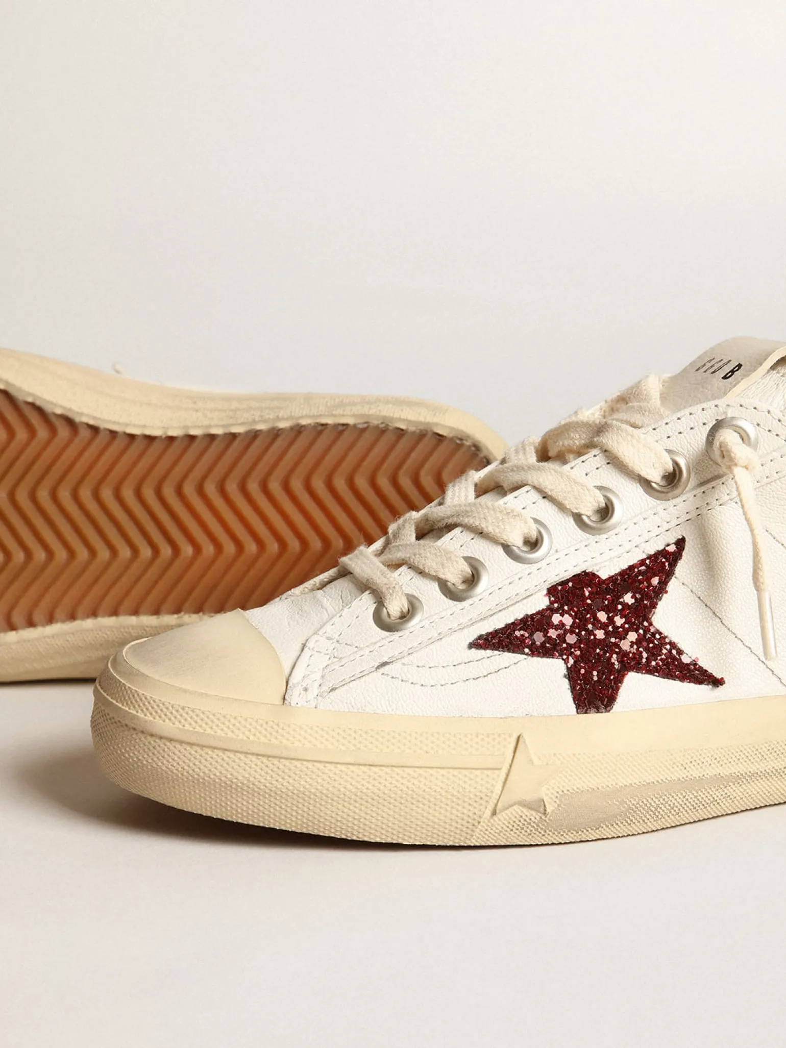 Hot V-Star feminino de napa branca com estrela de glitter vermelho MULHER V-Star
